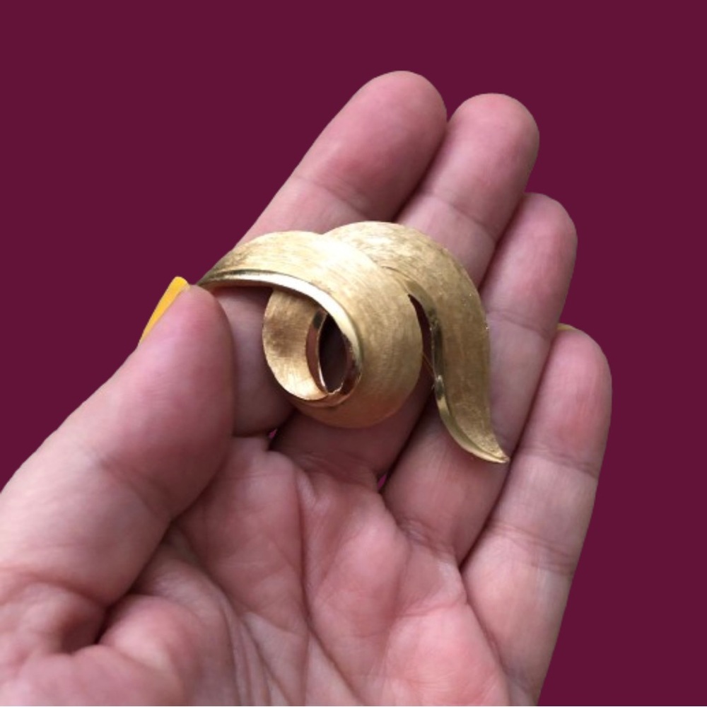 Vintage brushed goldtone Crown Trifari swirl brooch MCM